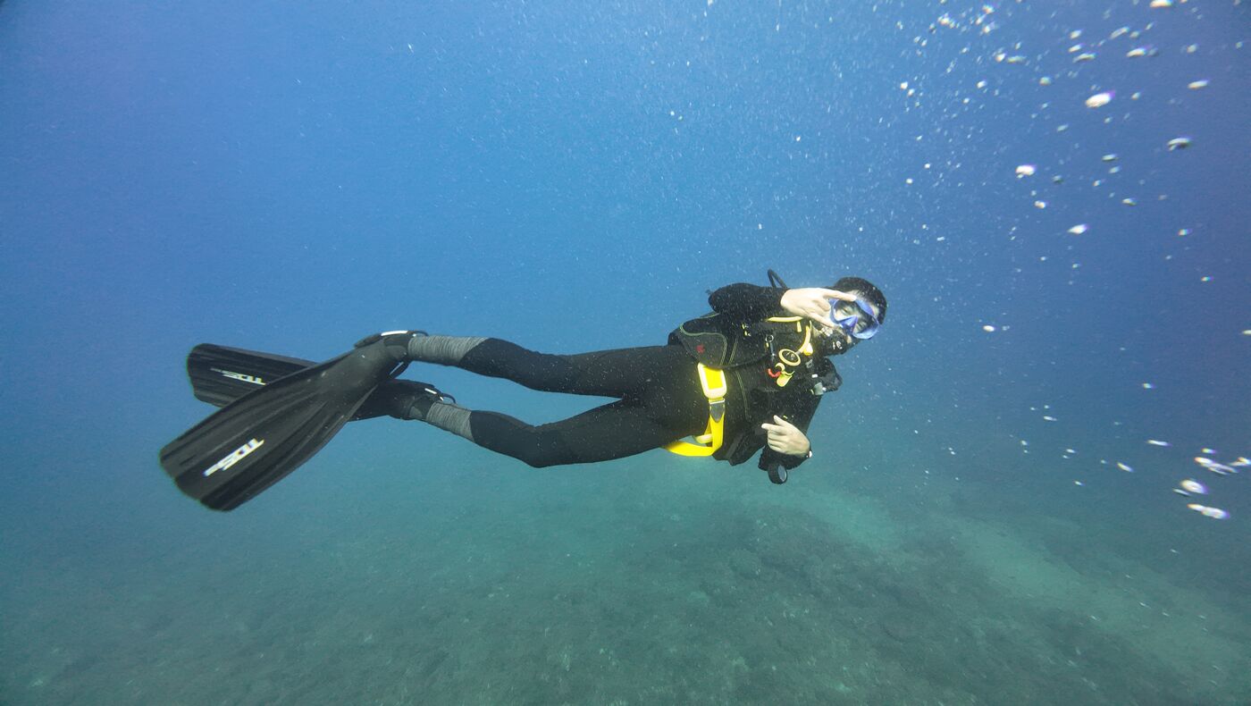 Aarón, instructor PADI de Itsasoak Dive, buceando